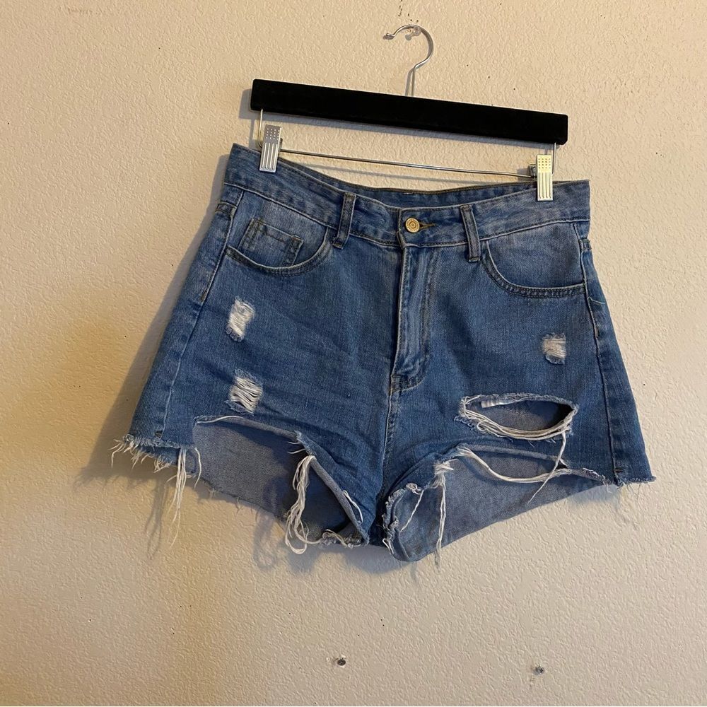 High waisted distressed jean shorts🍓